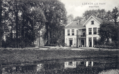 11541 Gezicht op de voorgevel van het landhuis Middenhoek met omringend park (Rijksstraatweg 55) te Loenen. N.B. Het ...